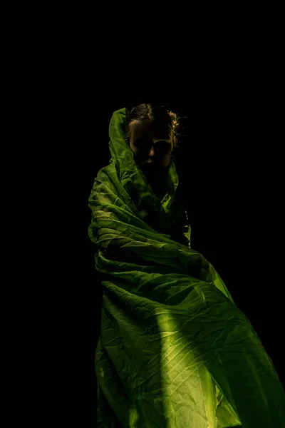 Menina Posando Verde Drapeado Fundo Escuro — Fotografia de Stock