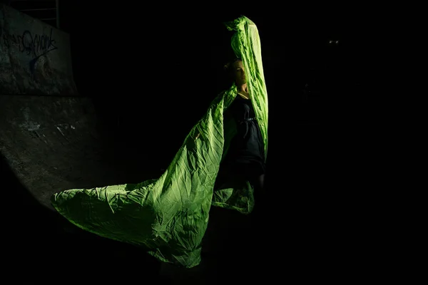 Chica Posando Verde Drapeado Sobre Fondo Oscuro —  Fotos de Stock