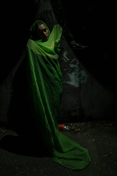 Косплей Святої Марії Зеленому Тлі — стокове фото