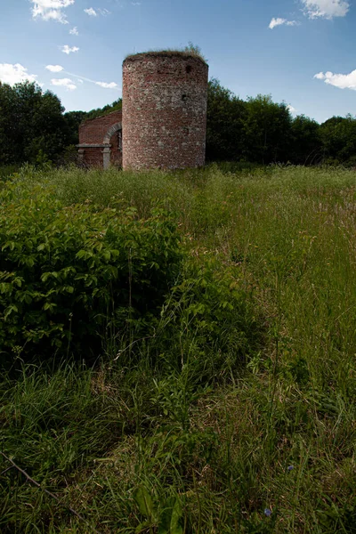 Alter Einsamer Turm Auf Dem Feld — Stockfoto
