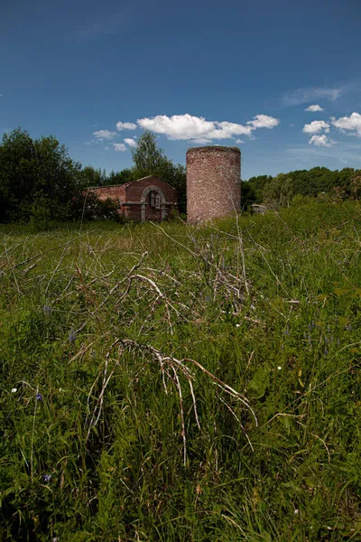 Alter Einsamer Turm Auf Dem Feld — Stockfoto