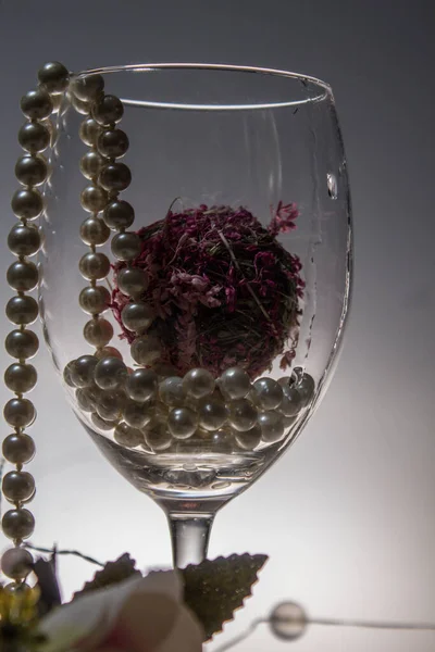 Склянка Перлами Квітами Всередині — стокове фото