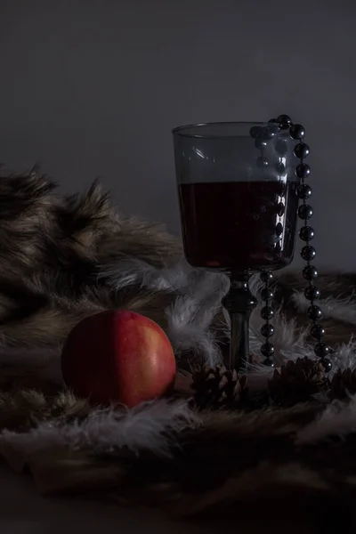 黑色背景下的烟熏苹果玻璃杯 — 图库照片