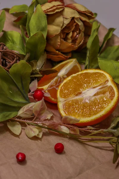 Conposición Naranja Flores Sobre Papel Artesanal —  Fotos de Stock