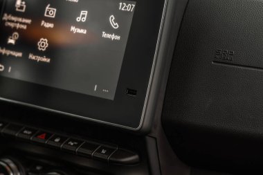 Navigasyon sistemi ve USB girişi olan modern bir araç paneli. Araç içi USB yuvası.