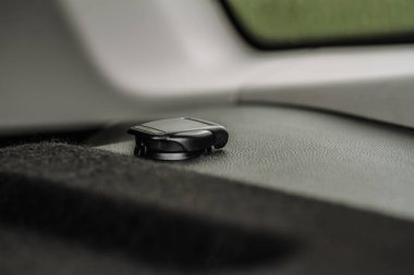 Bir arabada 12V elektrik prizi. Bir arabanın priz soketi.