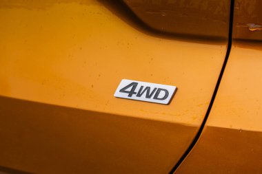 Modern turuncu SUV 'nin AWD amblemi. Görüntüyü kapat. Tüm Tekerlekli Araç Krom Rozeti.