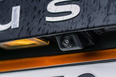 Arabadaki dikiz manzaralı park yardımcı video kamera görüntülerini kapatın. Modern araba bagajında modern dikiz manzarası var. Park yardımcısı sistemi.