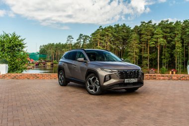 MOSCOW, RUSSIA - 27 Ağustos 2021 Hyundai Tucson Dördüncü Nesil NX4. Kompakt arazi aracı. Doğanın arka planında dış görünümü kapat.