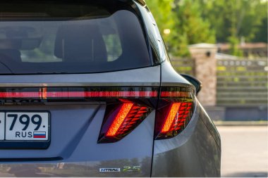 MOSCOW, RUSSIA - 27 Ağustos 2021 Hyundai Tucson Dördüncü Nesil NX4. Kompakt arazi aracı. Dış detay doğa arkaplanındaki görünümü kapat.