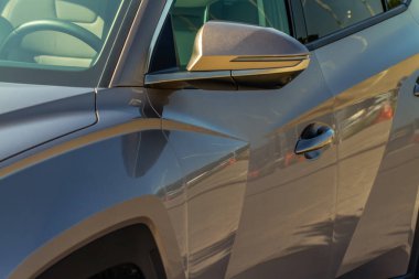 MOSCOW, RUSSIA - 27 Ağustos 2021 Hyundai Tucson Dördüncü Nesil NX4. Kompakt arazi aracı. Dış detay doğa arkaplanındaki görünümü kapat.