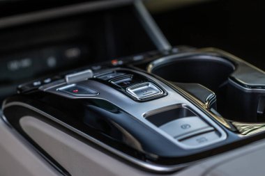 MOSCOW, RUSSIA - 27 Ağustos 2021 Hyundai Tucson Dördüncü Nesil NX4. Kompakt arazi aracı. İç detay görünümü kapat.