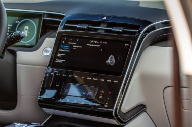 MOSCOW, RUSSIA - 27 Ağustos 2021 Hyundai Tucson Dördüncü Nesil NX4. Kompakt arazi aracı. İç detay görünümü kapat.