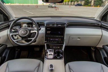 MOSCOW, RUSSIA - 27 AĞUSTOS 2021 Hyundai Tucson Dördüncü nesil NX4 iç görünüş. HCompact arazi aracı. İç detay görünümü kapat. 