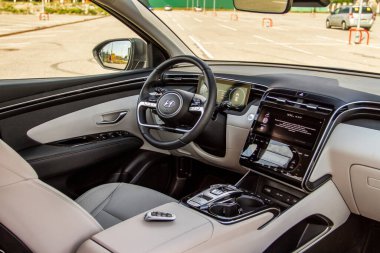 MOSCOW, RUSSIA - 27 AĞUSTOS 2021 Hyundai Tucson Dördüncü nesil NX4 iç görünüş. HCompact arazi aracı. İç detay görünümü kapat. 