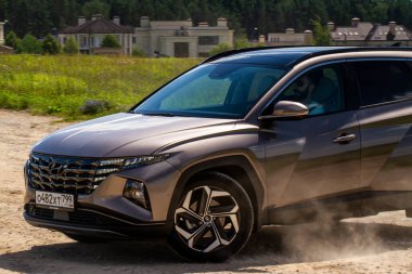 MOSCOW, RUSSIA - 27 Ağustos 2021 Hyundai Tucson Dördüncü Nesil NX4. Kompakt arazi aracı. Doğanın arka planında dış görünümü kapat.