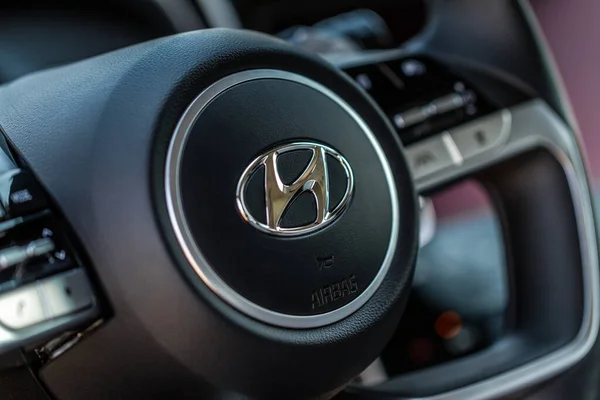 MOSCOW, RUSSIA - 27 Ağustos 2021 Hyundai Tucson Dördüncü Nesil NX4. Direksiyonda Hyundai Şirketi logosu var. Kompakt arazi aracı. İç detay görünümü kapat. 