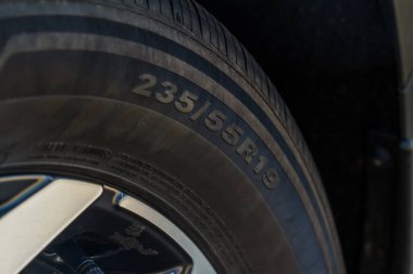Lastik genişliği, yüksekliği ve tekerlek çapı ile yakın görüş. Lastik boyutu etiketleri.