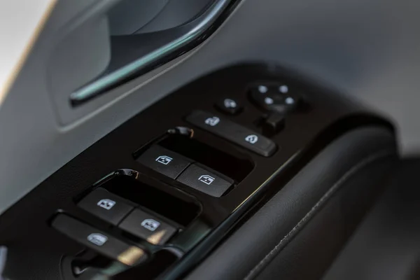 关闭现代汽车内部按钮控制窗口的视图 车辆内部细节 带有窗口控制的门把手 — 图库照片