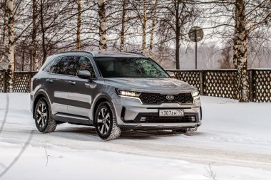 MOSCOW, Rusya - 7 Şubat 2021 Kia Sorento Dördüncü Nesil MQ4. 2020 model arazi aracı kompakt modeli. Doğanın arka planında dış görünümü kapat.