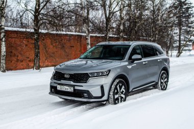 MOSCOW, Rusya - 7 Şubat 2021 Kia Sorento Dördüncü Nesil MQ4. 2020 model arazi aracı kompakt modeli. Doğanın arka planında dış görünümü kapat.