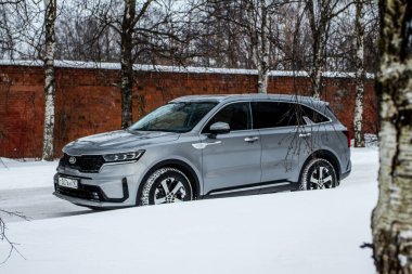 MOSCOW, Rusya - 7 Şubat 2021 Kia Sorento Dördüncü Nesil MQ4. 2020 model arazi aracı kompakt modeli. Doğanın arka planında dış görünümü kapat.