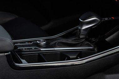 Modern otomatik vites kutusu. Vites kutusunun şanzıman kolunu kapat. Otomatik vites kolu.