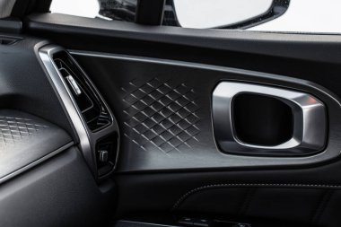 Modern arabanın iç kapı kolu yakın. Metalik araba kapısı açacağı içeride..