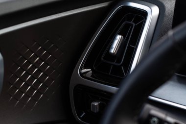 Araba kliması yakın görüş alanında. Klima arabanın içinde akıyor. Arabanın iç kısımları. Havalandırma kanalları.