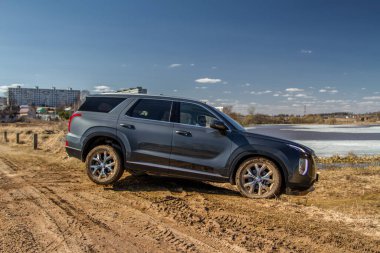 MOSCOW, RUSSIA - 10 Nisan 2021 Hyundai Palisade LX2 dış görünüm hareket halinde. Hyundai Palisade uzaklaştırma seyahati. Tekerlek yolculuğu. Off-road engeli