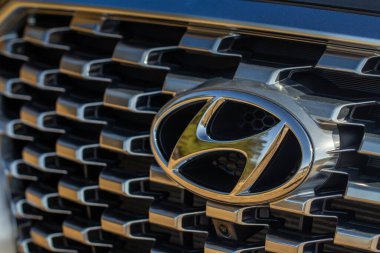 MOSCOW, Rusya - 10 Nisan 2021 Hyundai Palisade LX2. Hyundai Motors logosu araba ızgarasında..