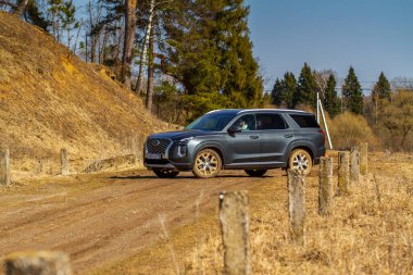 MOSCOW, RUSSIA - 10 Nisan 2021 Hyundai Palisade LX2 dış görünüş. Hyundai Palisade dış görünüşü doğa arka planına yakın. Off-road engeli.