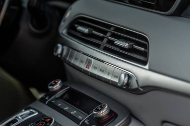 Araba kliması yakın görüş alanında. Klima arabanın içinde akıyor. Arabanın iç kısımları. Havalandırma kanalları.