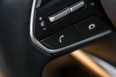 Direksiyonda telefondan yapılan aramaları kabul etmek ya da reddetmek için birden fazla düğme var. Telefona cevap ver ve reddet.