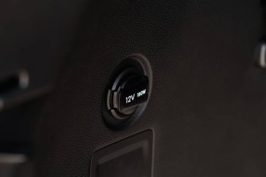 Bir arabada 12V elektrik prizi. Bir arabanın priz soketi.