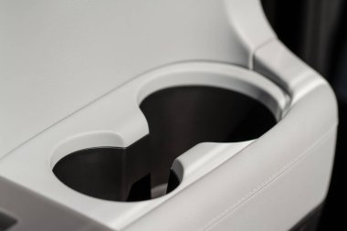 Modern arabanın içinde bardak tutacakları var. Modern arabanın iç görünümü.