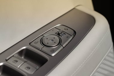 Yan kapıdaki ayna kontrol paneli. 