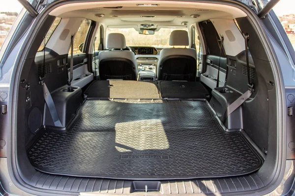 MOSCOW, RUSSIA - 10 Nisan 2021 Hyundai Palisade LX2 İç Görüntü Hyundai Palisade 'in iç kısımlarının detayları. Boş araba bagajı 