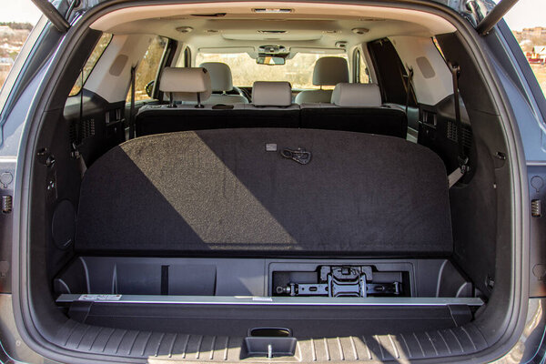 МОСКВА, РОССИЯ - 10 апреля 2021 года Hyundai Palisade LX2 Interior close up view. Детали интерьера Hyundai Palisade. Пустой багажник 