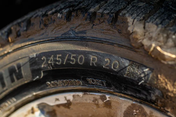 표시가 타이어 가까이 타이어 — 스톡 사진