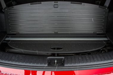 Modern bir cipin içinde kocaman, temiz ve boş bir araba bagajı. Bagajı açık bir SUV 'nin arka görüntüsü. Arabanın bagajı..