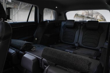 Katlanan koltuklar ve SUV vagonunda bir kargo alanı. Modern araba iç mimarisi. Kocaman, temiz ve boş bir araba bagajı..