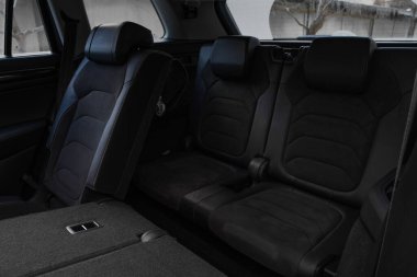 Katlanan koltuklar ve SUV vagonunda bir kargo alanı. Modern araba iç mimarisi. Kocaman, temiz ve boş bir araba bagajı..