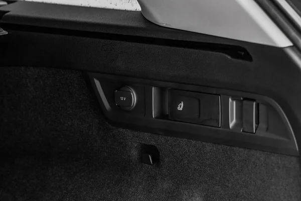 Kinci Sıra Koltuk Düğmesini Katlıyorum Bir Arabada 12V Elektrik Prizi — Stok fotoğraf