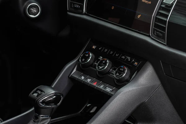 デジタル制御パネルカーエアコンダッシュボード 車の中の近代的な車の内装のボタンを閉じるビュー — ストック写真