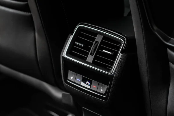 汽车上的空调按钮关闭了车内的视野 汽车温度调节器仪表板面板 调校空调 — 图库照片