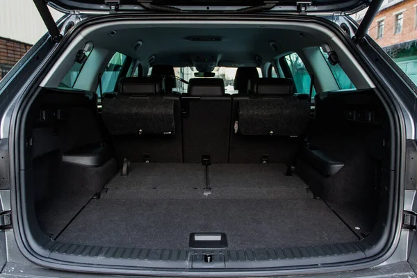 Enorme Limpo Vazio Carro Tronco Interior Moderno Suv Compacto Vista — Fotografia de Stock