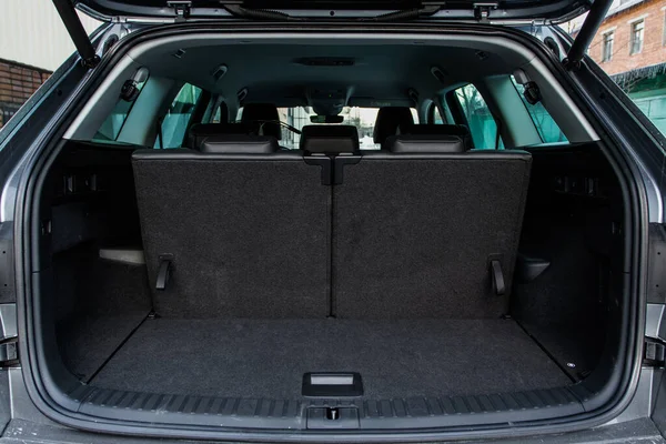 Величезний Чистий Порожній Автомобільний Багажник Всередині Сучасного Компактного Автомобіля Вид — стокове фото