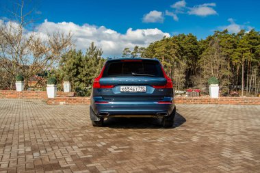 MOSCOW, Rusya - 27 Mart, Volvo XC60 model yıl 2021. Yazı, T5 motoru. Modern şehirde Volvo araba ve doğa geçmişi. Arka görünüm.