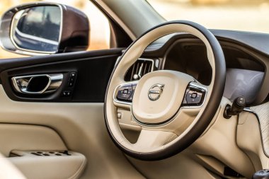 MOSCOW, Rusya - 27 Mart, Volvo XC60 model yıl 2021. Yazı, T5 motoru. Modern şehirde Volvo araba ve doğa geçmişi. İç detay görünümü.